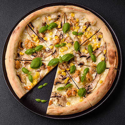 Pizza aus dem Steinofen der Pizzeria Il Ritrovo Mindelstetten
